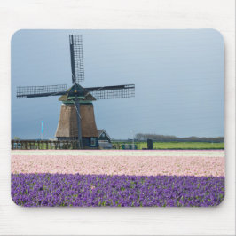 Traditionele windmolen met roze en paarse bloemen muismat