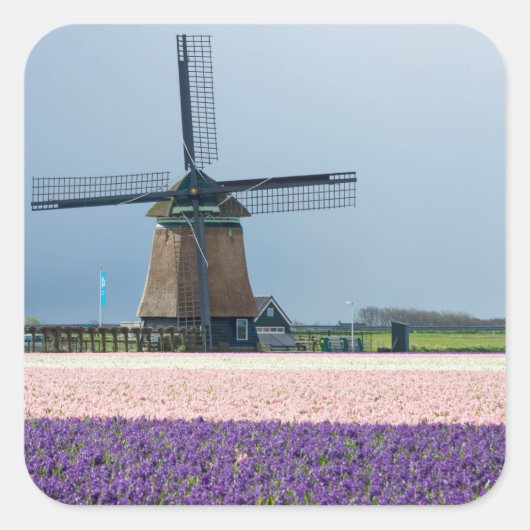 Traditionele windmolen met roze en paarse bloemen vierkante sticker (Voorkant)