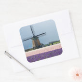 Traditionele windmolen met roze en paarse bloemen vierkante sticker (Envelop)