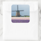 Traditionele windmolen met roze en paarse bloemen vierkante sticker (Tas)