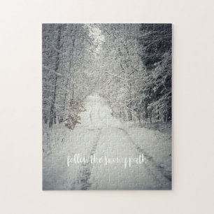 Trail door een besneeuwd winterbos legpuzzel