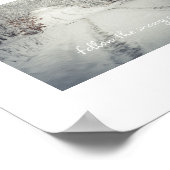 Trail door een besneeuwd winterbos poster (Hoek)