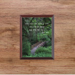 Trail in het bos John Muir Quote Plaque Troffee Gedenkplaat<br><div class="desc">Een houten wandplak met het foto-afbeelding van een wandelpad met een houten brug die leidt naar een diep bos,  samen met een inspirerend citaat van de natuurkundige John Muir: "En in het bos ga ik mijn geest verliezen en mijn ziel vinden." Selecteer de grootte van uw muurplak.</div>