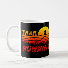 Trail Running orangen Sonnenuntergang mit Bergen Koffiemok