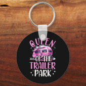 Trailer Park Koningin Grappige Camping Roze Traile Sleutelhanger (Voorkant)