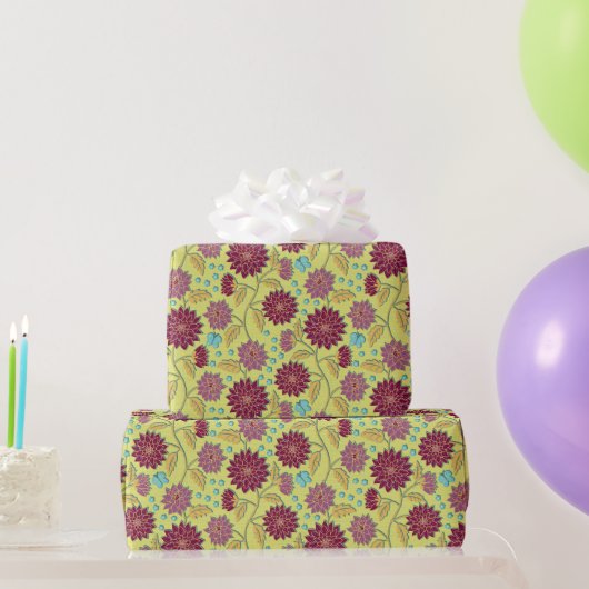 Trailing Dahlia Flower Red op Yellow Cadeaupapier (Feestgeschenken)