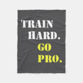 Train Hard And Go Pro - Training - Srt - Gym - Mot Fleece Deken (Voorkant)