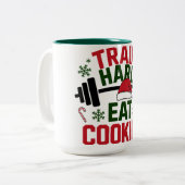 Train Hard Eat Cookies Funny Christmas Gym Mug Tweekleurige Koffiemok (Voorkant links)