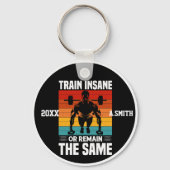 Train krankzinnigen of blijf dezelfde fitnessruimt sleutelhanger (Achterkant)