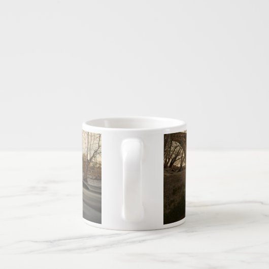 Train over James River Espresso Kop (Achterkant)