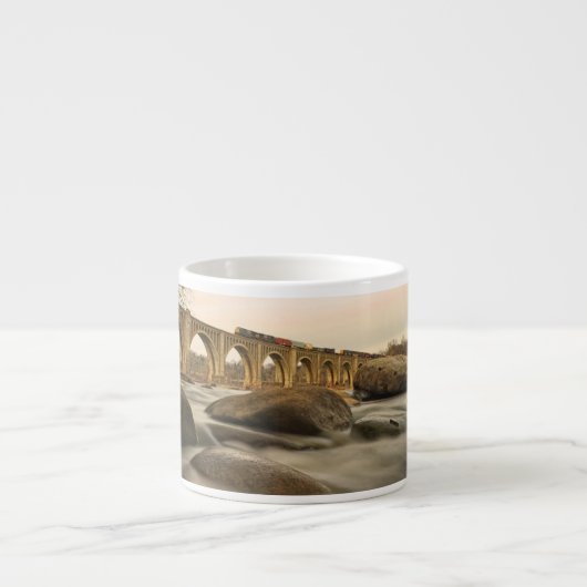 Train over James River Espresso Kop (Voorkant)