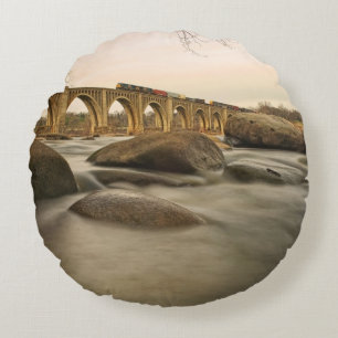 Train over James River Rond Kussen