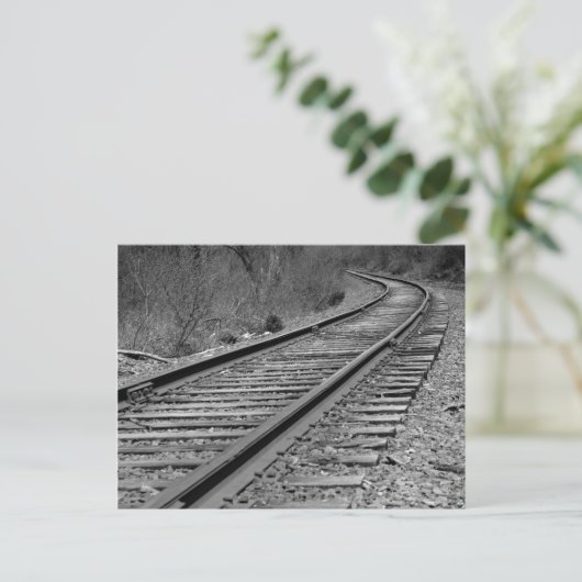 Train-tracks met zwarte en witte curve briefkaart (Staand voorkant)