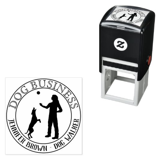 Trainer Walker Spelen met Dog Zelfinktende Stempel (In situ)