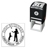 Trainer Walker spelend met hond Zelfinktende Stempel (In situ)