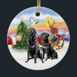 Traktatie voor twee zwarte labradors keramisch ornament<br><div class="desc">Santa biedt zijn twee zwarte Labrador Retrievers een traktatie aan terwijl de elfen de slee laden voor de grote nacht</div>