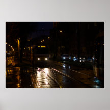 Tram op een regenachtige nacht