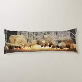 Tranquil Burning Yule Log in een Snowy Forest Lichaamskussen (Achterkant)