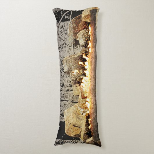 Tranquil Burning Yule Log in een Snowy Forest Lichaamskussen (Voorkant Verticaal)