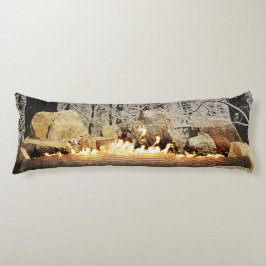 Tranquil Burning Yule Log in een Snowy Forest Lichaamskussen