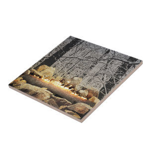 Tranquil Burning Yule Log in een Snowy Forest Tegeltje