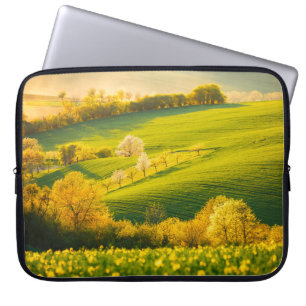 Tranquil landschap in zonnestralen. Mooie su Laptop Sleeve