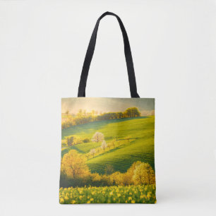 Tranquil landschap in zonnestralen. Mooie su Tote Bag