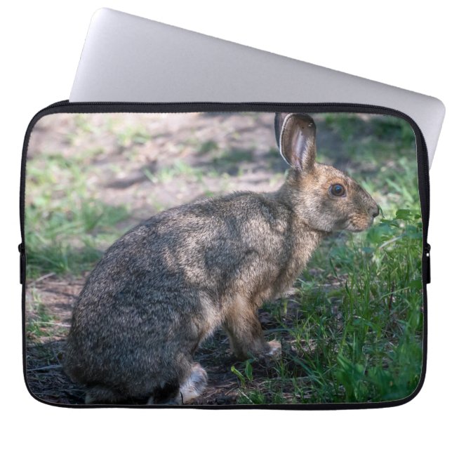 Tranquil Rabbit: Rust in Natuur Laptop Sleeve (Voorkant)