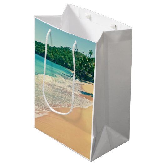 Tranquil Tropical Island Beach Medium Cadeauzakje (Voorkant Gekanteld)