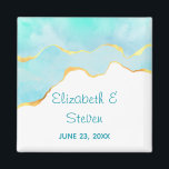 Tranquil Tropisch Groen met Gold Border Wedding Magneet<br><div class="desc">Een bruiloft bewaart de datummagneet met een serene summery-ontwerp. Turquoise/aqua green waterverf afbeelding met een golvende faux gouden grens. Elegant en mooi.</div>