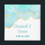 Tranquil Tropisch Groen met Gold Border Wedding Magneet<br><div class="desc">Een bruiloft bewaart de datummagneet met een serene summery-ontwerp. Turquoise/aqua green waterverf afbeelding met een golvende faux gouden grens. Elegant en mooi.</div>