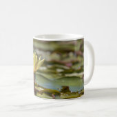 Tranquil Water Lily Coffee Mug – Nature Photograph Koffiemok (Voorkant rechts)