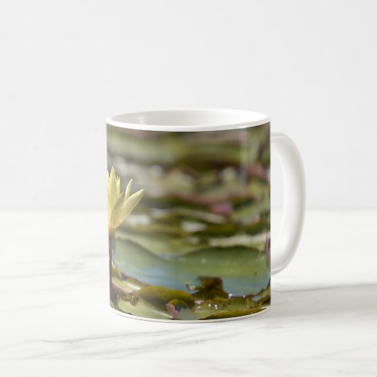 Tranquil Water Lily Coffee Mug – Nature Photograph Koffiemok (Voorkant rechts)