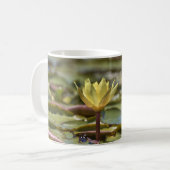Tranquil Water Lily Coffee Mug – Nature Photograph Koffiemok (Voorkant links)