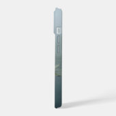 Tranquile Droom – Witte Waterlelie in Ochtendmist iPhone 15 Case (Linkerkant)