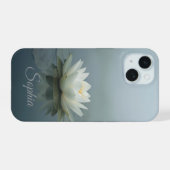 Tranquile Droom – Witte Waterlelie in Ochtendmist iPhone 15 Case (Achterkant horizontaal)