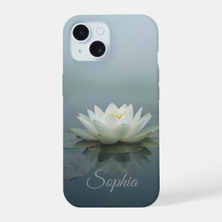 Tranquile Droom – Witte Waterlelie in Ochtendmist iPhone 15 Case