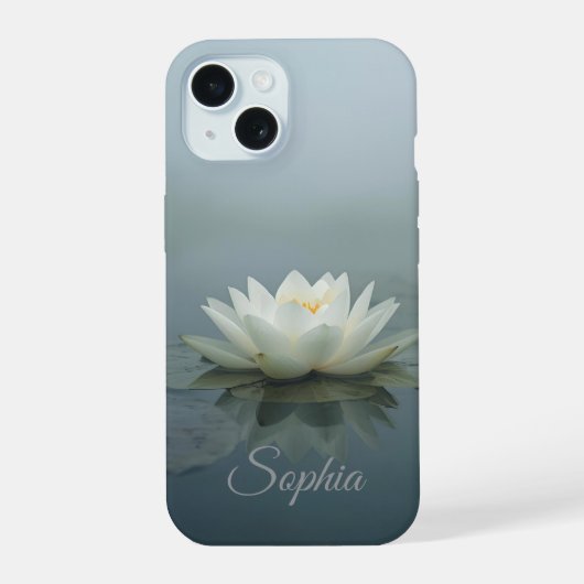 Tranquile Droom – Witte Waterlelie in Ochtendmist iPhone 15 Case (Achterkant)