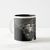 Tranquiliteit van het internationale ruimtestation tweekleurige koffiemok (Voorkant links)