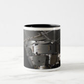 Tranquiliteit van het internationale ruimtestation tweekleurige koffiemok (Center)