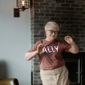 Trans Ally met Vlag Gevulde Brieven T-shirt
