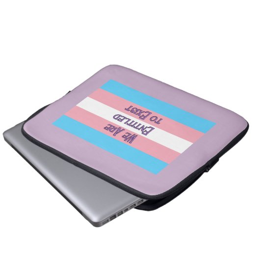 Trans Flag getiteld Laptop Sleeve (Voorkant onderkant)