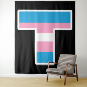 Trans Pride Capital T Tapestry Wandkleed (In situ)