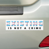 Trans Pride Flag Bestaande is geen misdaad Bumpersticker (Op auto)