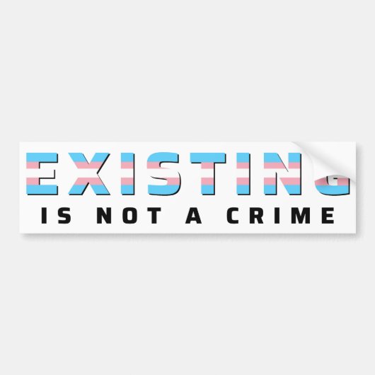 Trans Pride Flag Bestaande is geen misdaad Bumpersticker (Voorkant)