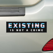 Trans Pride Flag Bestaande is geen misdaad Bumpersticker (Op auto)