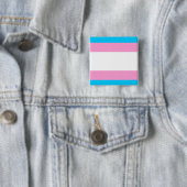 Trans Pride Pin Badge Vierkante Button 5,1 Cm (In situ)