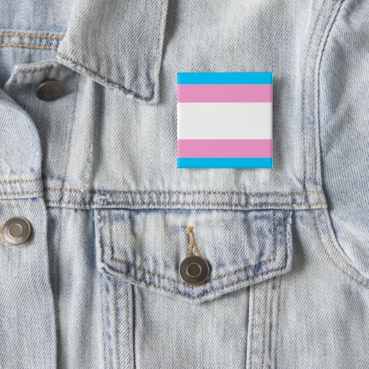 Trans Pride Pin Badge Vierkante Button 5,1 Cm (In situ)