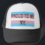 Trans Pride Trucker Pet<br><div class="desc">De vlag van de Transgender-pride grafisch met het letterteken "Proud to be Me".</div>