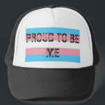 Trans Pride Trucker Pet<br><div class="desc">De vlag van de Transgender-pride grafisch met het letterteken "Proud to be Me".</div>
